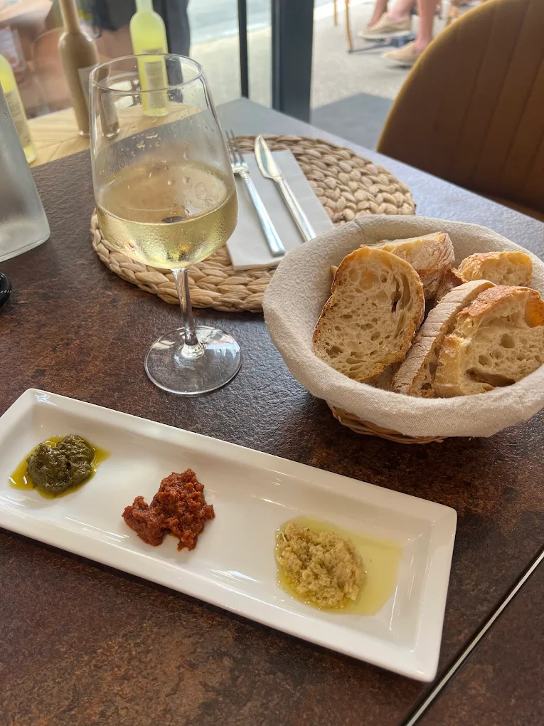 Aperitivo maison avec grissini et olives