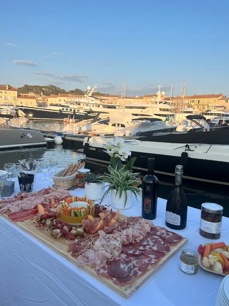 Planche italienne au coucher du soleil sur le port de Saint-Tropez