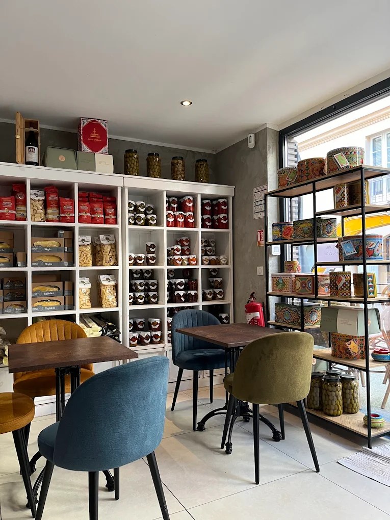 Salle intérieure de Gourd'I Saint-Tropez, épicerie fine et tables dressées