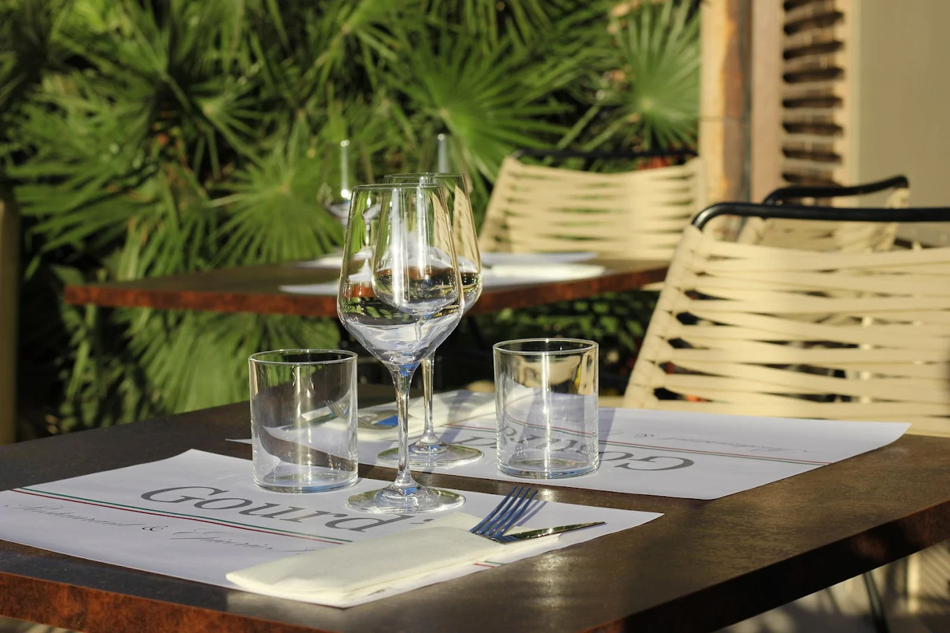 Table dressée en terrasse, palmiers et lumière de Méditerranée, Gourd'I Saint-Tropez